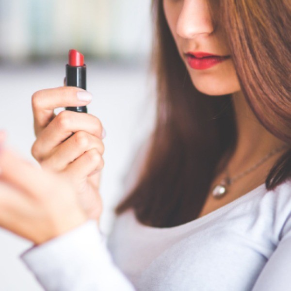 Tendencias de Maquillaje Inspiradas en la Plata